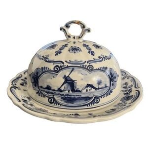 VINTAGE HAND PAINTED DELFT BLUE COVERED DOMED CHEESE DISH, SIGNED